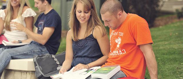 博天堂官方入口登陆登录 students sitting reading a book together.